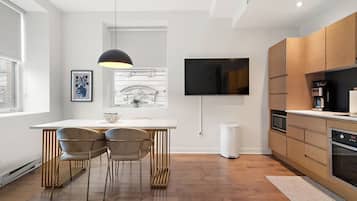 Comfort-Apartment, 2 Schlafzimmer | Essbereich im Zimmer