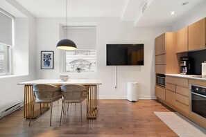 Căn hộ tiện nghi đơn giản, 2 phòng ngủ | Khu vực ăn uống tại phòng