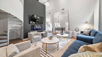 Leilighet – superior, 2 soverom | Oppholdsområde | Smart-TV