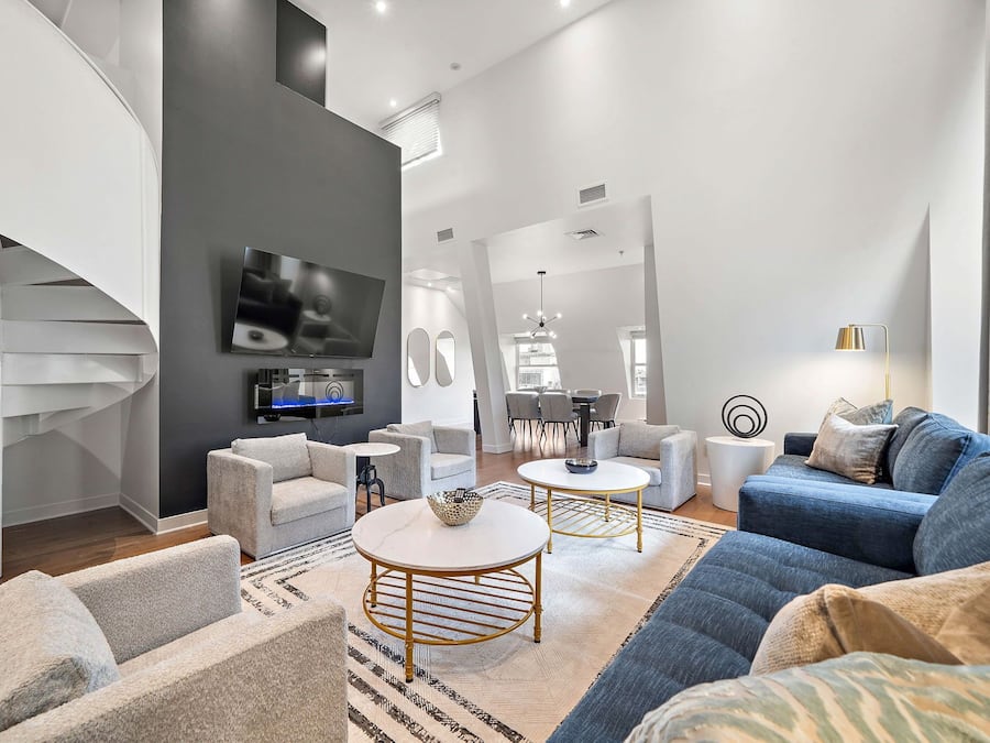 Apartamento superior, 2 quartos | Área de estar | Smart TV