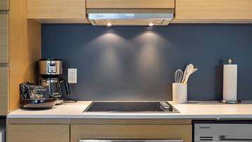 Deluxe Apartment, 2 Bedrooms | Private kitchen