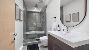 Leilighet – superior, 2 soverom | Bad | Toalettartikler (inkludert), hårføner, håndklær og såpe