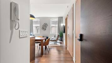 Departamento de lujo, 2 habitaciones | Área de sala de estar | Smart TV