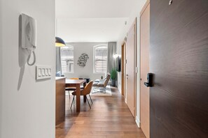 Apartamento de lujo, 2 habitaciones | Zona de estar | Una Smart TV