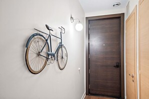 Căn hộ tiện nghi đơn giản, 2 phòng ngủ | Khu phòng khách