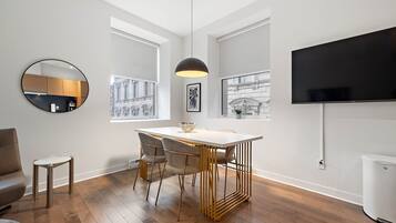 Comfort Apartment, 2 Bedrooms | In-room dining