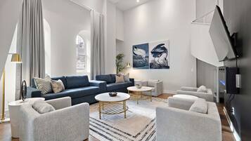 Departamento superior, 2 habitaciones | Área de sala de estar | Smart TV