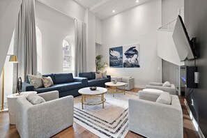 Apartamento superior, 2 habitaciones | Zona de estar | Una Smart TV