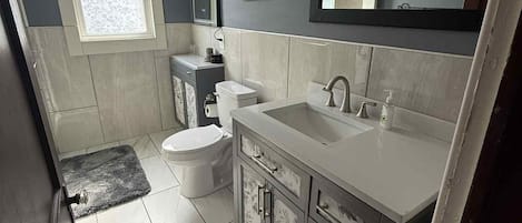 Regadera, toallas, papel de baño