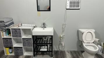 Dusch, handdukar, tvål och toalettpapper