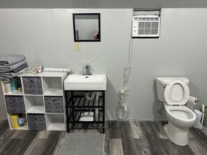 Een douche, handdoeken, zeep, toiletpapier