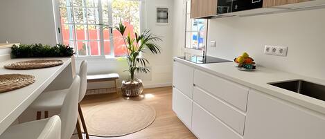 Geladeira, micro-ondas, fogão, cooktop