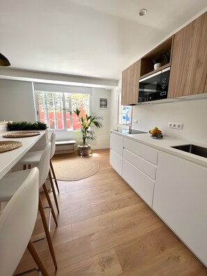 Kühlschrank, Mikrowelle, Ofen, Herdplatte