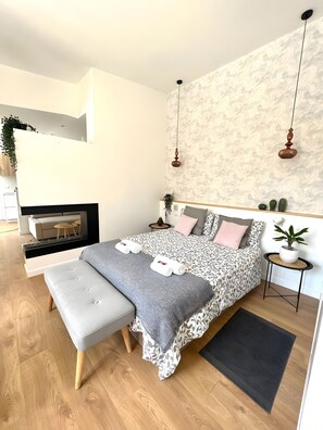 1 dormitorio, tabla de planchar con plancha, wifi y ropa de cama