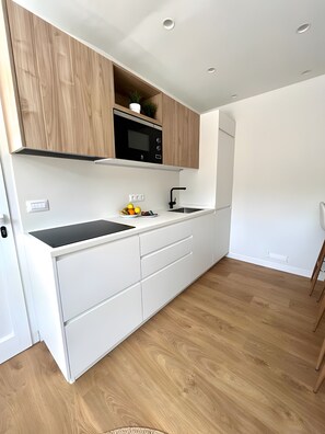 Frigorífic, microones, forn i placa de cuina 