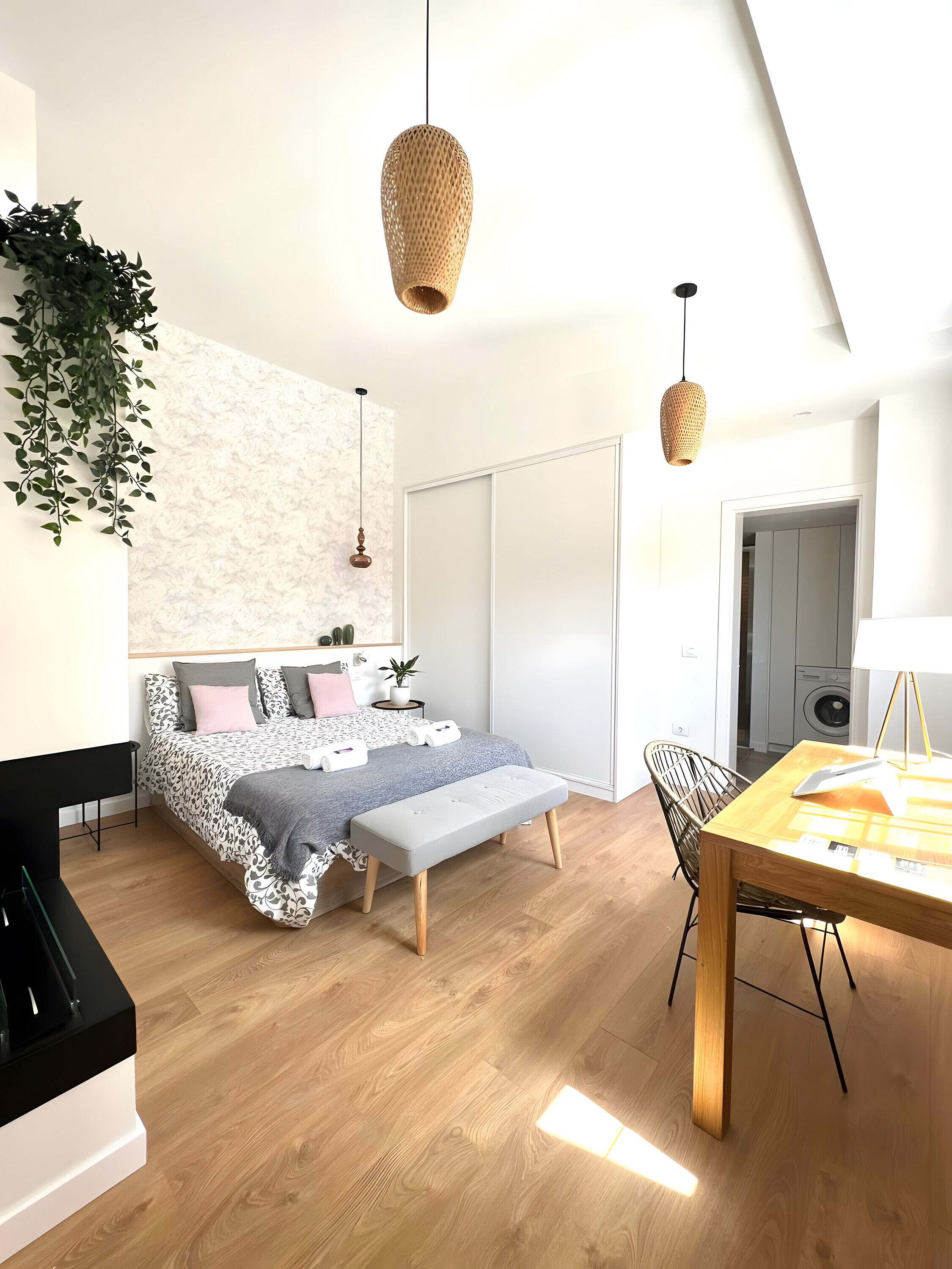 1 dormitorio, tabla de planchar con plancha, wifi y ropa de cama