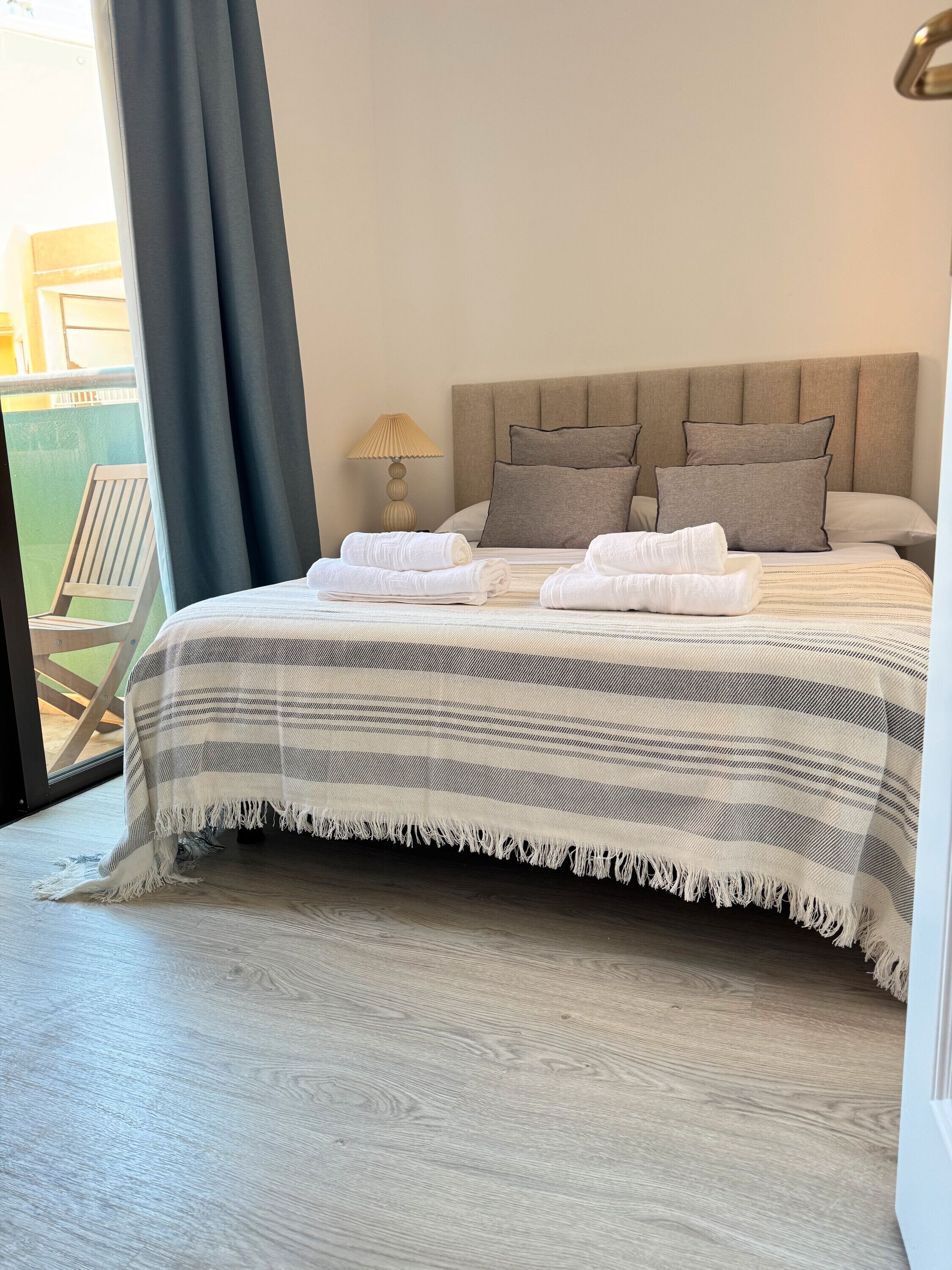 1 dormitorio, tabla de planchar con plancha, wifi y ropa de cama