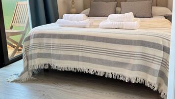 1 dormitorio, tabla de planchar con plancha, wifi y ropa de cama