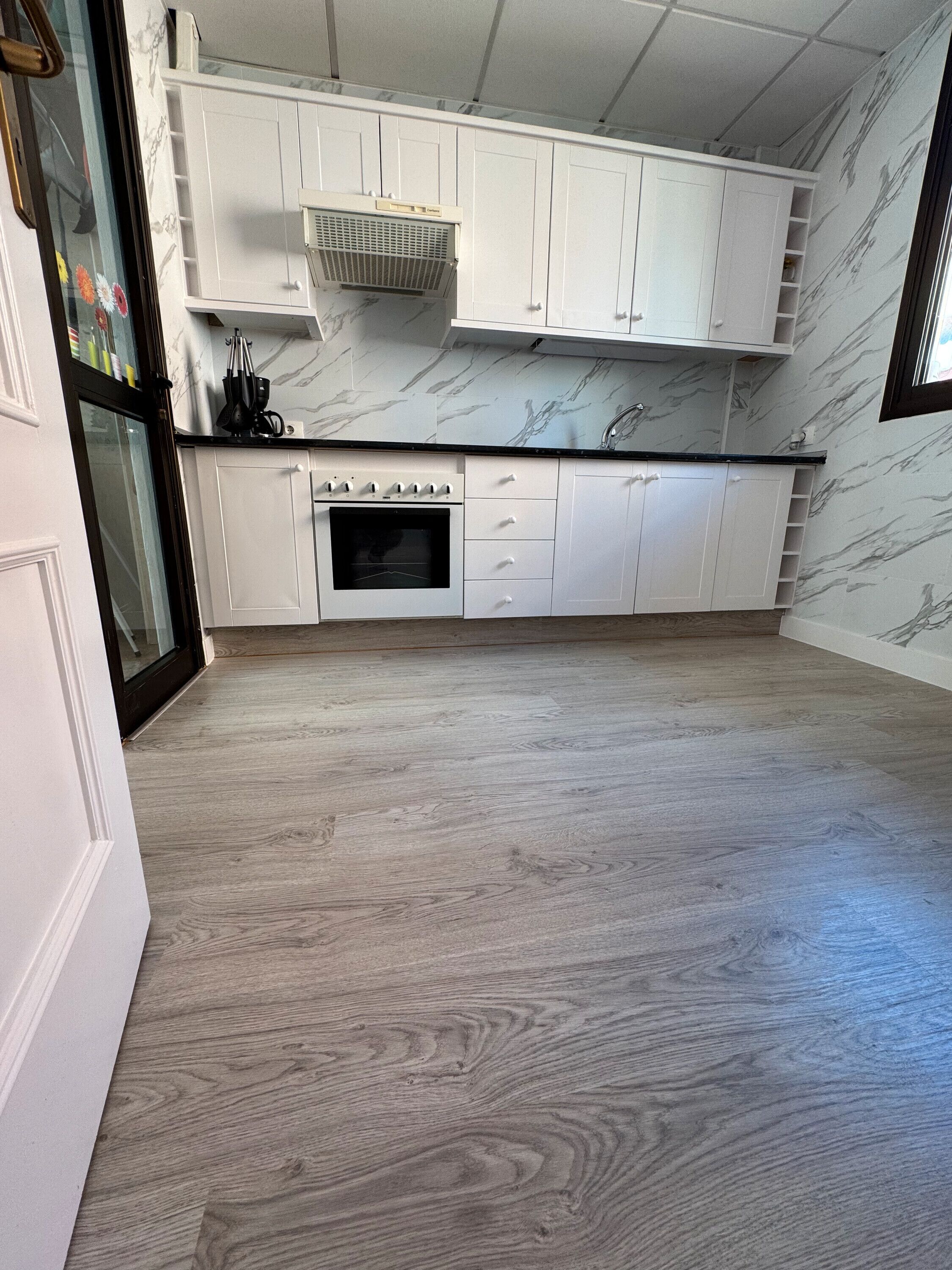 Frigorífico, microondas, horno y placa de cocina