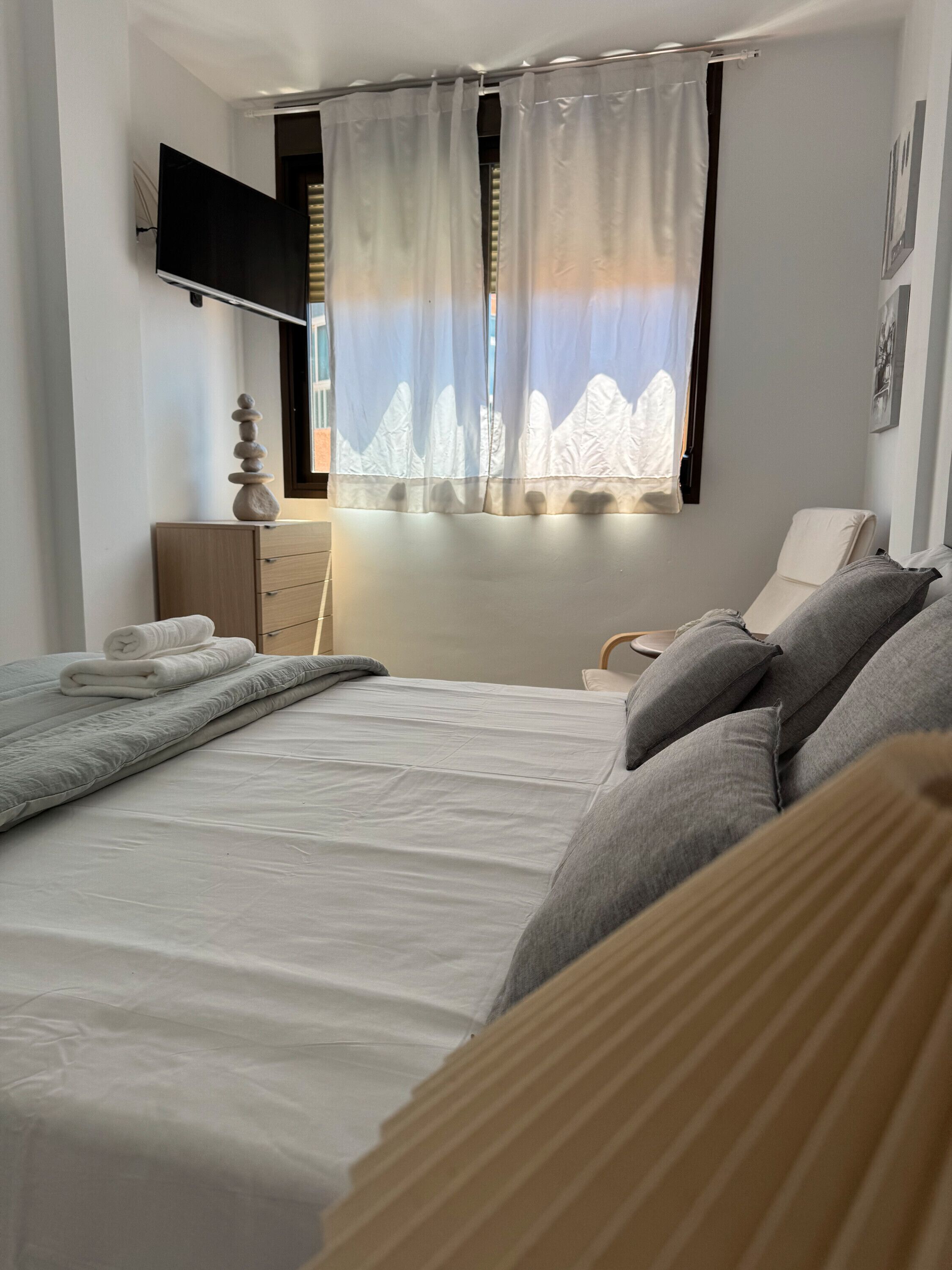 1 dormitorio, tabla de planchar con plancha, wifi y ropa de cama