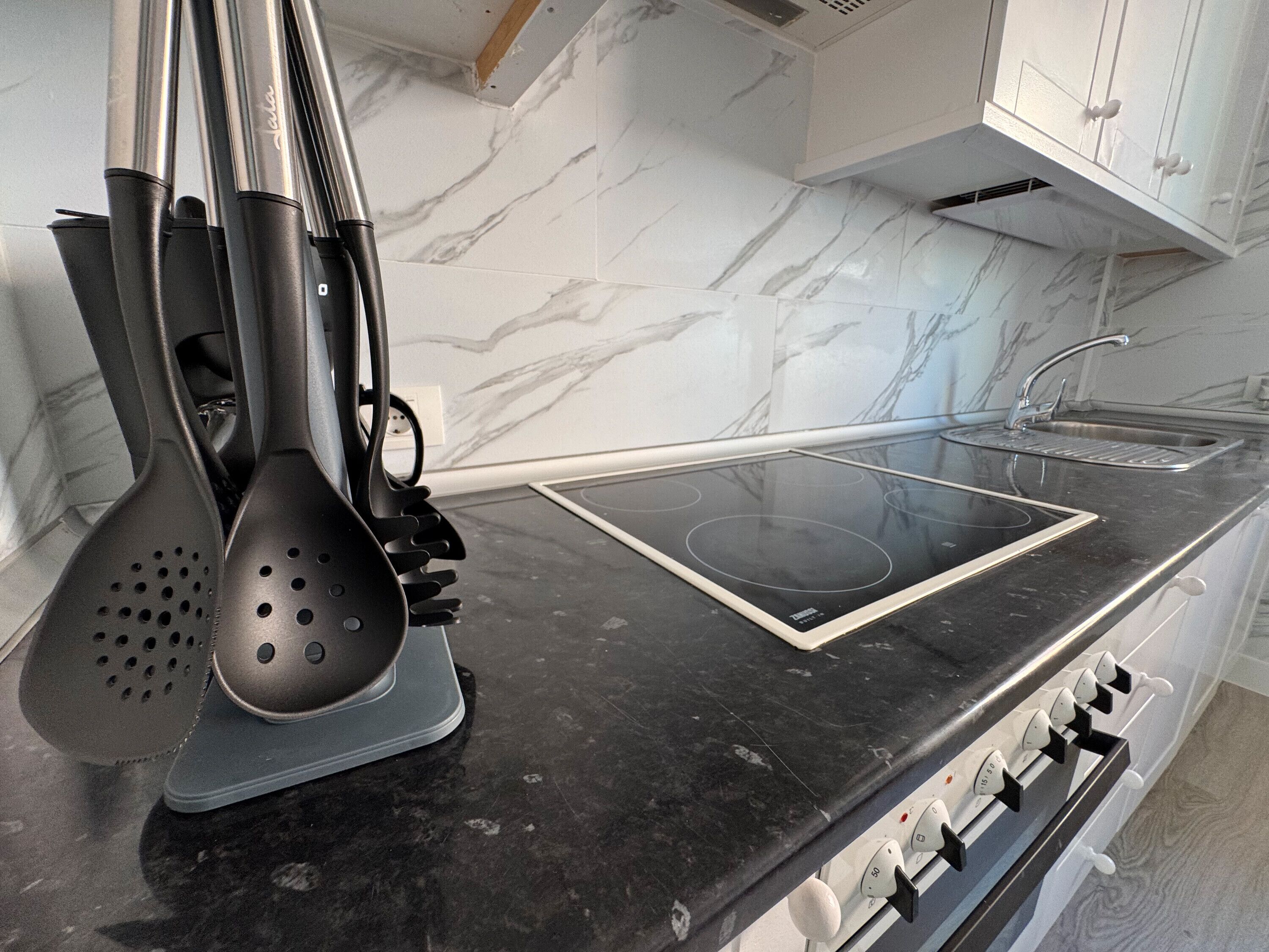 Frigorífico, microondas, horno y placa de cocina