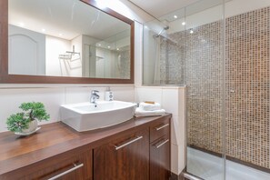 Shower, hair dryer, towels - Exclusive Beachfront Apartment. (Costa Adeje)
