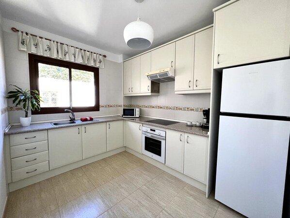 Een koelkast, een magnetron, een oven, een koffiezetapparaat/waterkoker