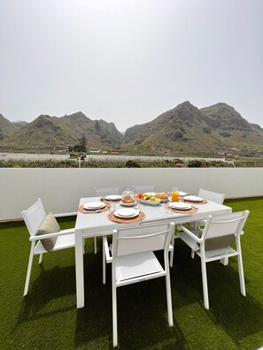 Outdoor dining - Vacation Apartment 'Apto Moderno Con Vistas Únicas' with Sea View, Private Terrace and Wi-Fi (Los Silos)