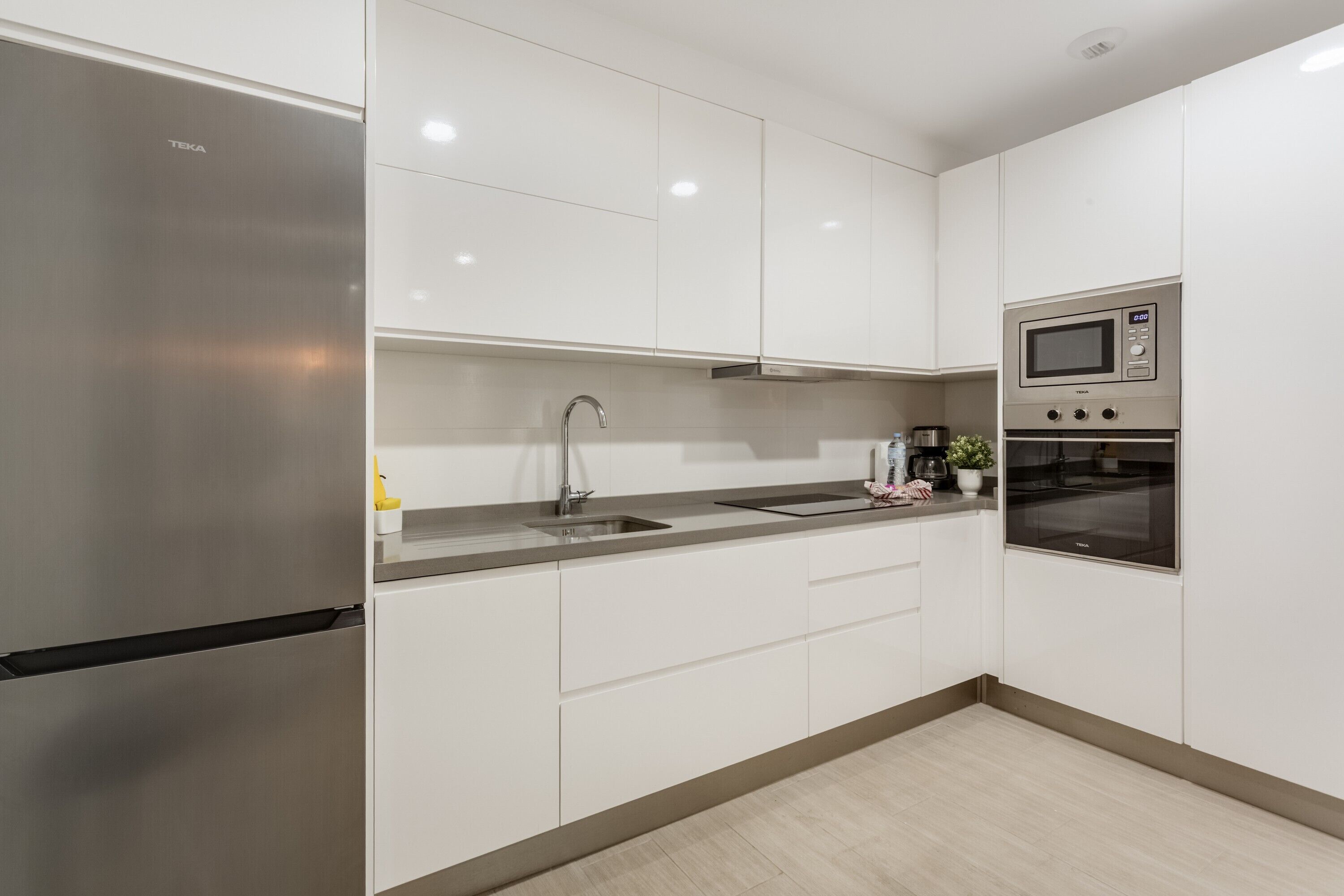 Frigorífico, microondas, horno y placa de cocina