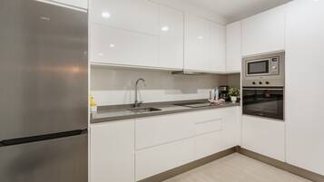 Frigorífico, microondas, horno y placa de cocina