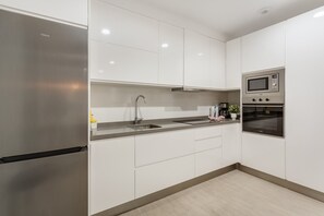 Een koelkast, een microgolfoven, een oven, een kookplaat