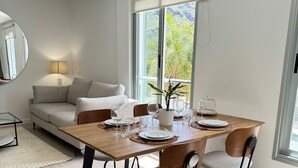 Ein moderner Essbereich mit Holztisch, Stühlen und einer Couch.