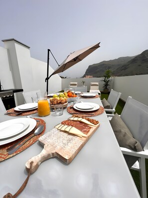 Outdoor dining - Vacation Apartment 'Apto Moderno Con Vistas Únicas' with Sea View, Private Terrace and Wi-Fi (Los Silos)