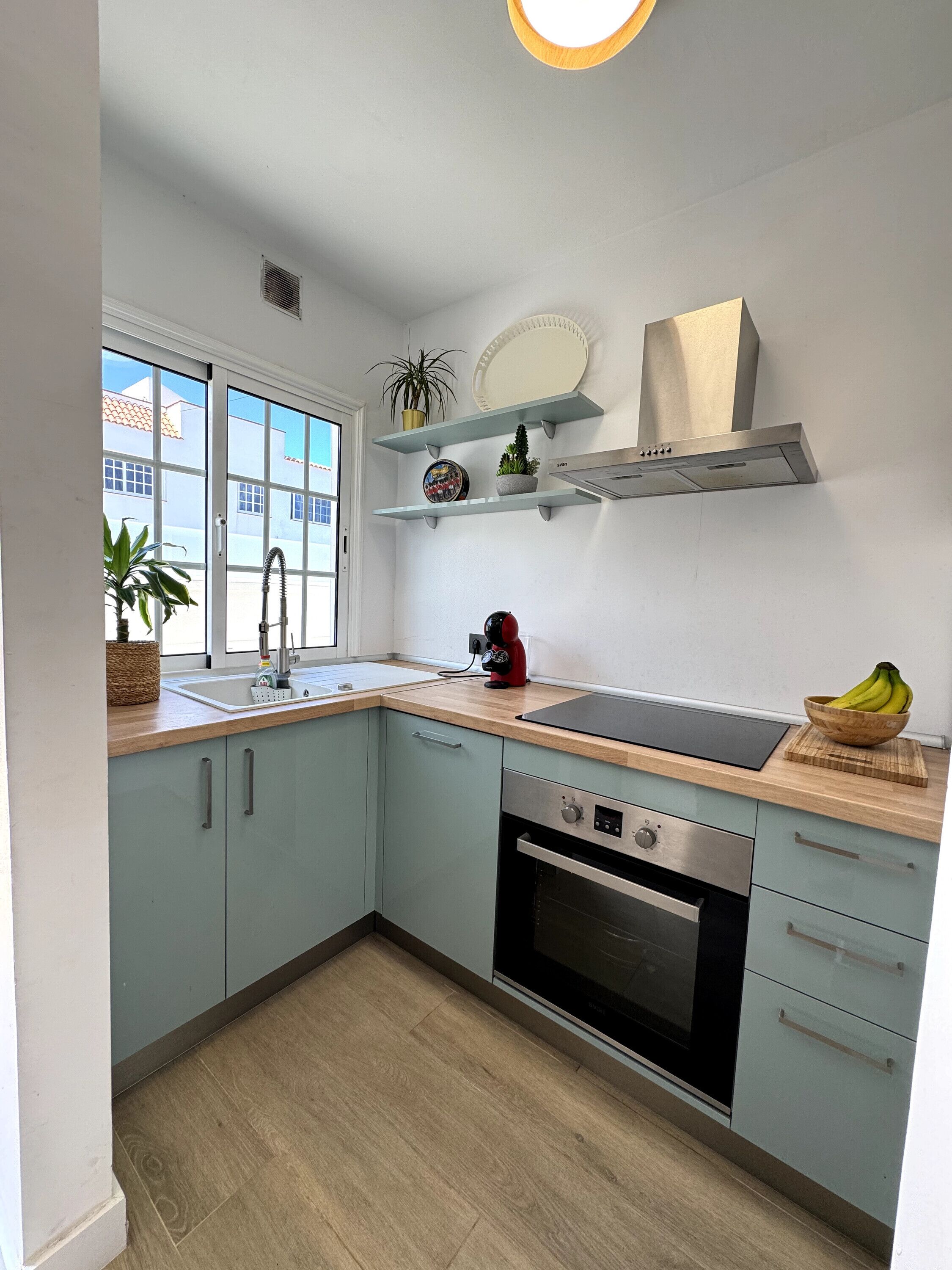 Een koelkast, een magnetron, een oven, een vaatwasser