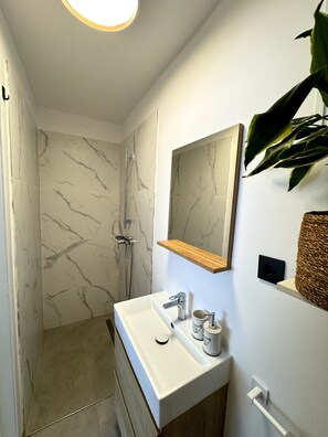 Shower, hair dryer - Vacation Home 'Mar Y Montaña' with Mountain View, Wi-Fi and Air Conditioning (los Silos)