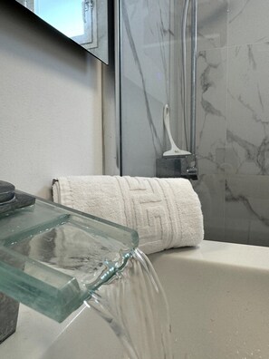 Shower, hair dryer - Vacation Home 'Mar Y Montaña' with Mountain View, Wi-Fi and Air Conditioning (los Silos)