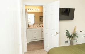 4 bedrooms, free WiFi, bed sheets - The Suite Potato has plenty of beds for the whole family (Twin Falls)
