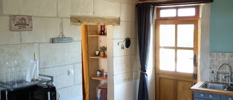 Microondas, horno, placa de cocina y lavavajillas