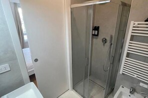 Douche, sèche-cheveux, bidet, serviettes fournies