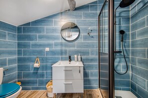 Regadera, secadora de cabello, toallas