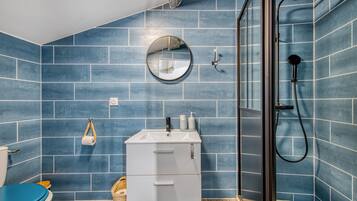 Douche, sĂšche-cheveux, serviettes fournies