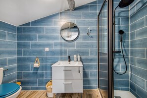 Shower, hair dryer, towels - Apartment 'Bellevue' with Wi-Fi and Air Conditioning (Bourg)