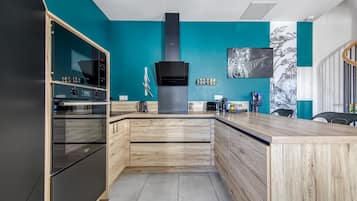 Een koelkast, een magnetron, een oven, een kookplaat