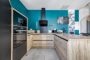 Kühlschrank, Mikrowelle, Ofen, Herdplatte