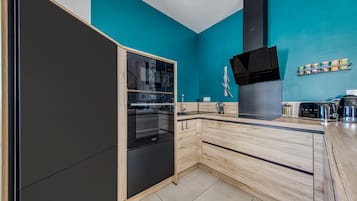 Frigorífico, microondas, horno y placa de cocina