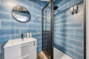 Douche, séchoir à cheveux, serviettes fournies