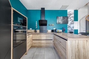 Fridge, microwave, oven, stovetop - Apartment 'Bellevue' with Wi-Fi and Air Conditioning (Bourg)