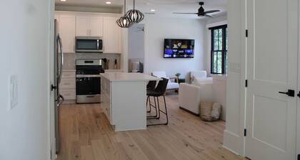 Clean, Stylish 1 Bedroom Apartment Minutes from Downtown Alpharetta/Avalon