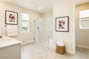 Serviettes fournies, savon, papier de toilette