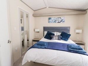 2 makuuhuonetta, yksilöllisesti sisustettu, yksilöllisesti kalustettu